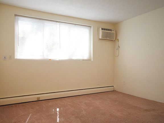5th image of 2641 Garfield Ave S #103