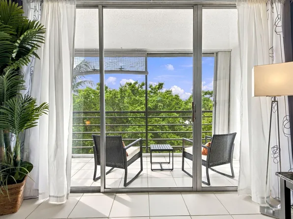 113 Royal Park Dr, Oakland Park, FL