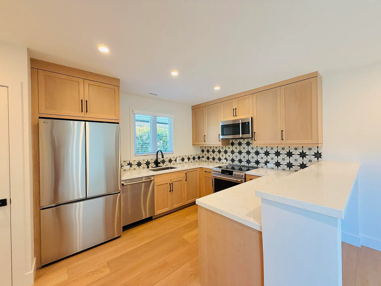 2 bed, 1.0 bath, 1128 sqft, $5,800 — Photo 4