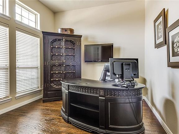 4th image of 2504 Louis Ln