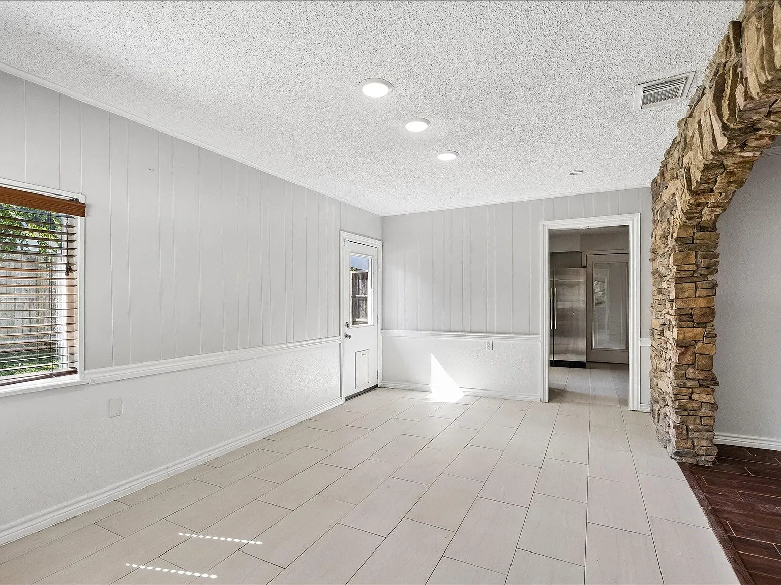 3 bed, 1.0 bath, 1383 sqft, $2,495 — Photo 4