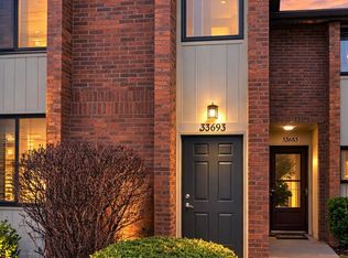 33693 Pondview Cir, Livonia, MI 48152