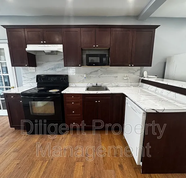 492 King George St #1 — Photo 3