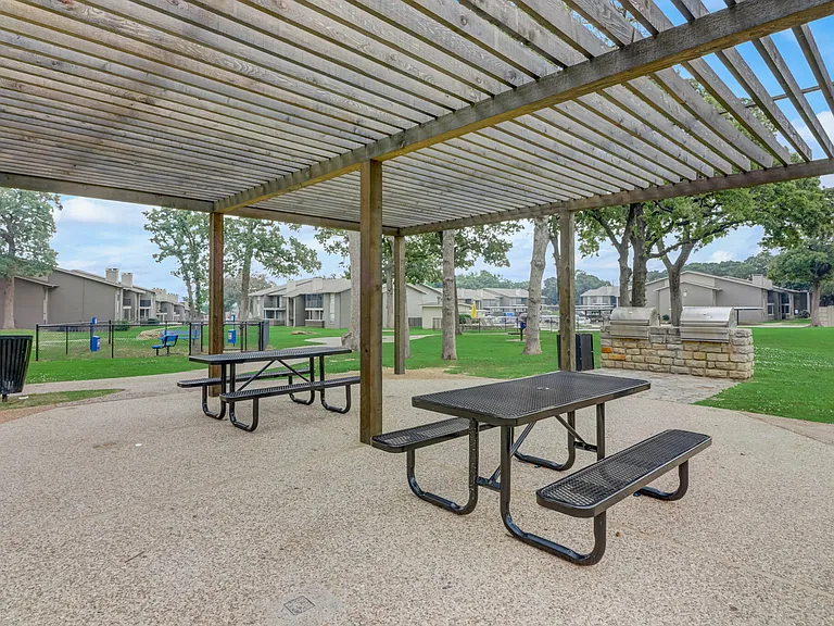 Relaxing Picnic Area at Oak Park Apartments
