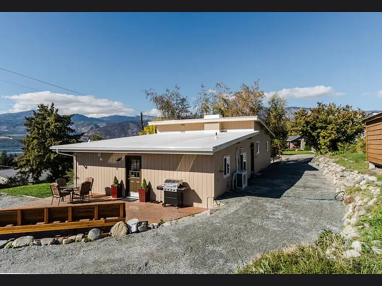 595 Green Ave — Photo 3