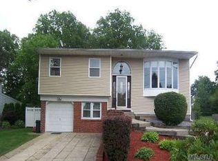 15 Ridge Ct, Hauppauge, NY 11788