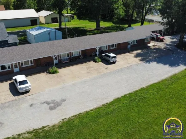 112 S 12th St, Hiawatha, KS 66434