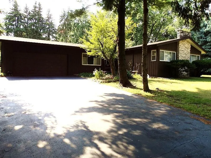 824 Locust Dr photo 1