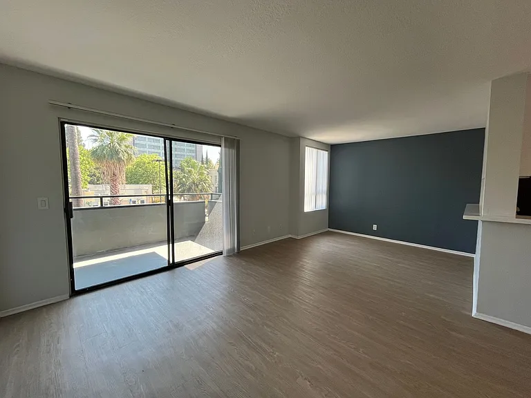 6310 Sylmar Ave — Photo 60