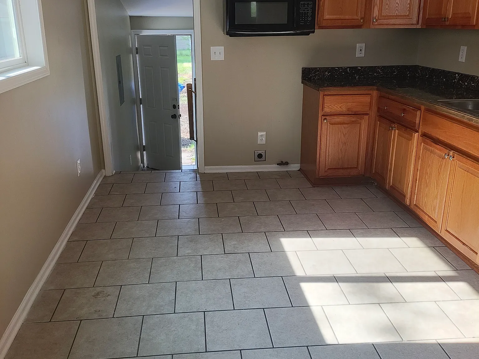 2 bed, 850 sqft, $1,600 — Photo 3