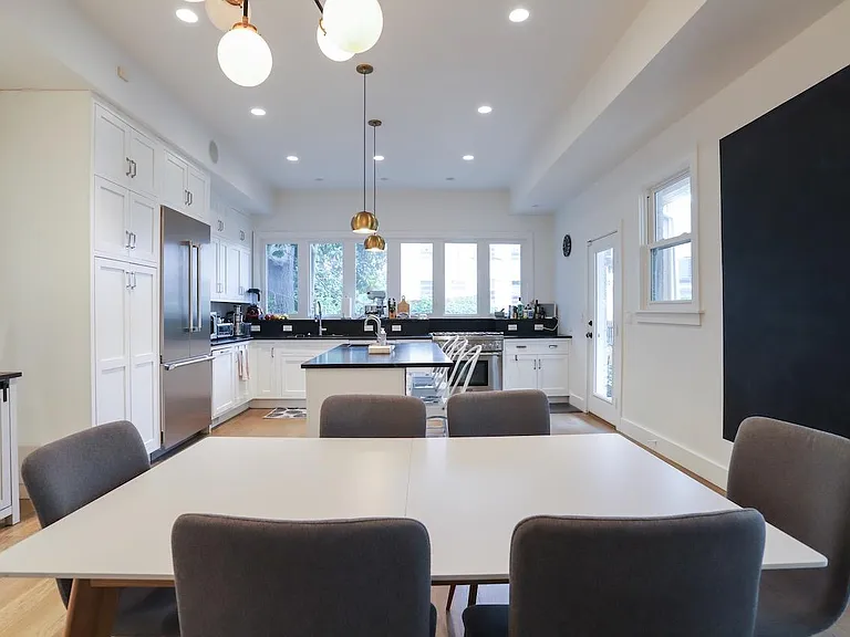 604 A St SE — Photo 12