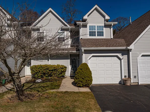 210 Erik Dr, East Setauket, NY 11733