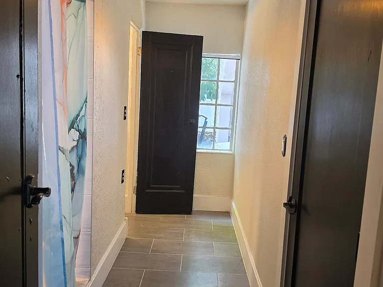 2102 W La Salle St — Photo 13