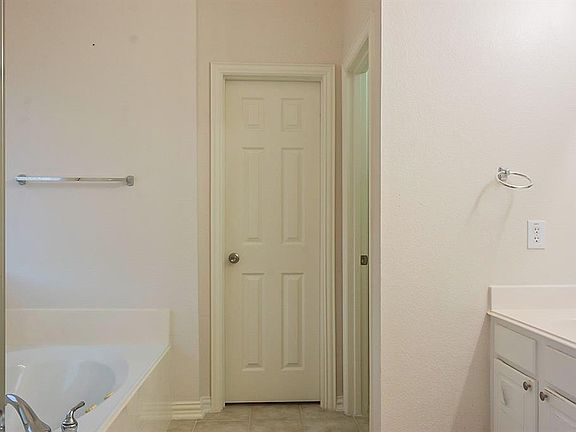 4th image of 1352 Lake Forest Dr
