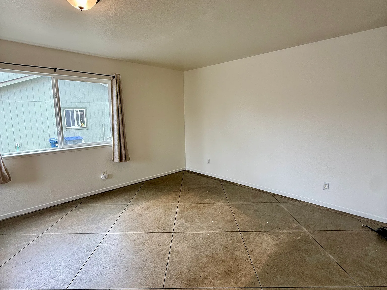 4 bed, 1400 sqft, $2,400 — Photo 3