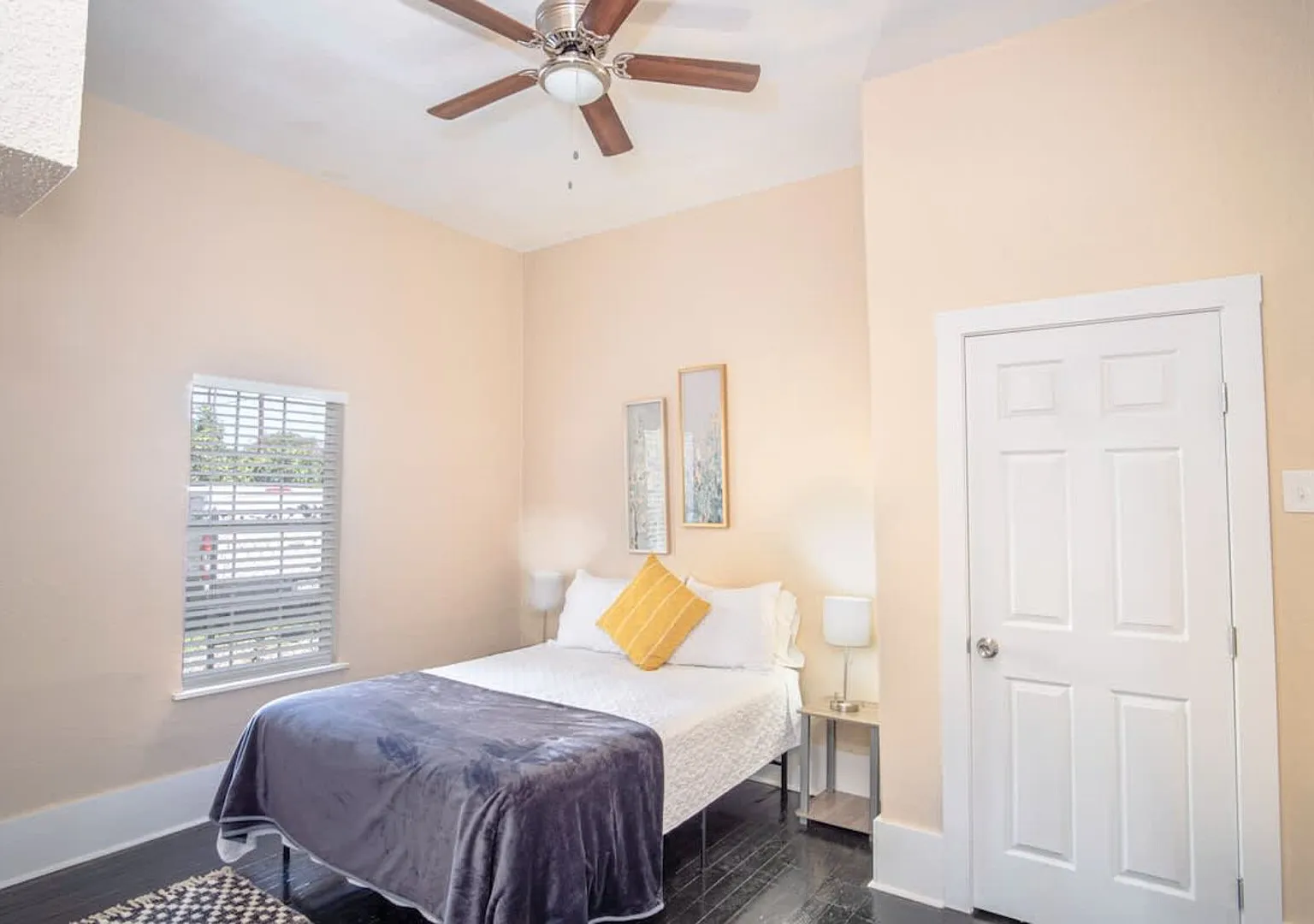 Calm and Relaxed 3 Bedroom Abode Near Riverwalk — Photo 2