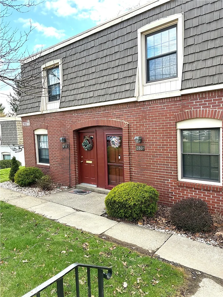 680 Carriage Cir photo 1