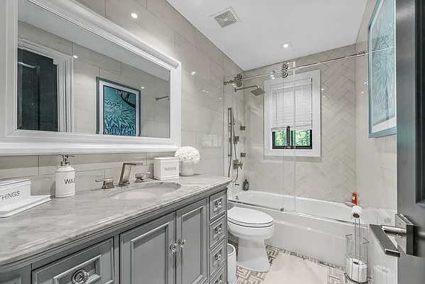 Sold by PRENDAMANO REAL ESTATE | media 33