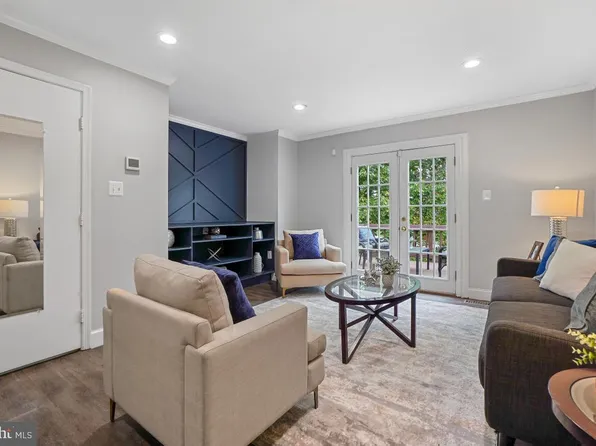 6882 Chasewood Cir, Centreville, VA 20121