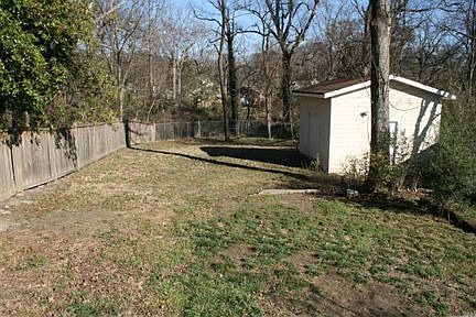 Huge fenced backyard perfect for pets (approx. 49x321) 