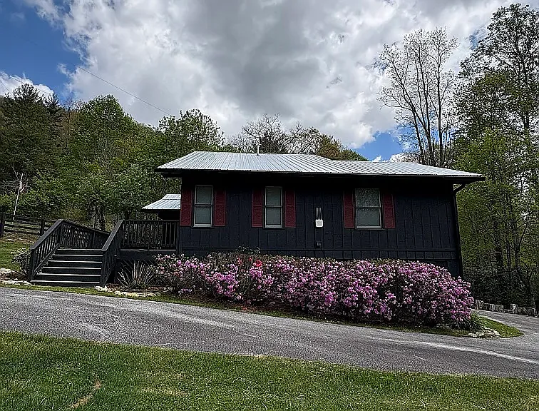 281 Marlett Rd — Photo 3