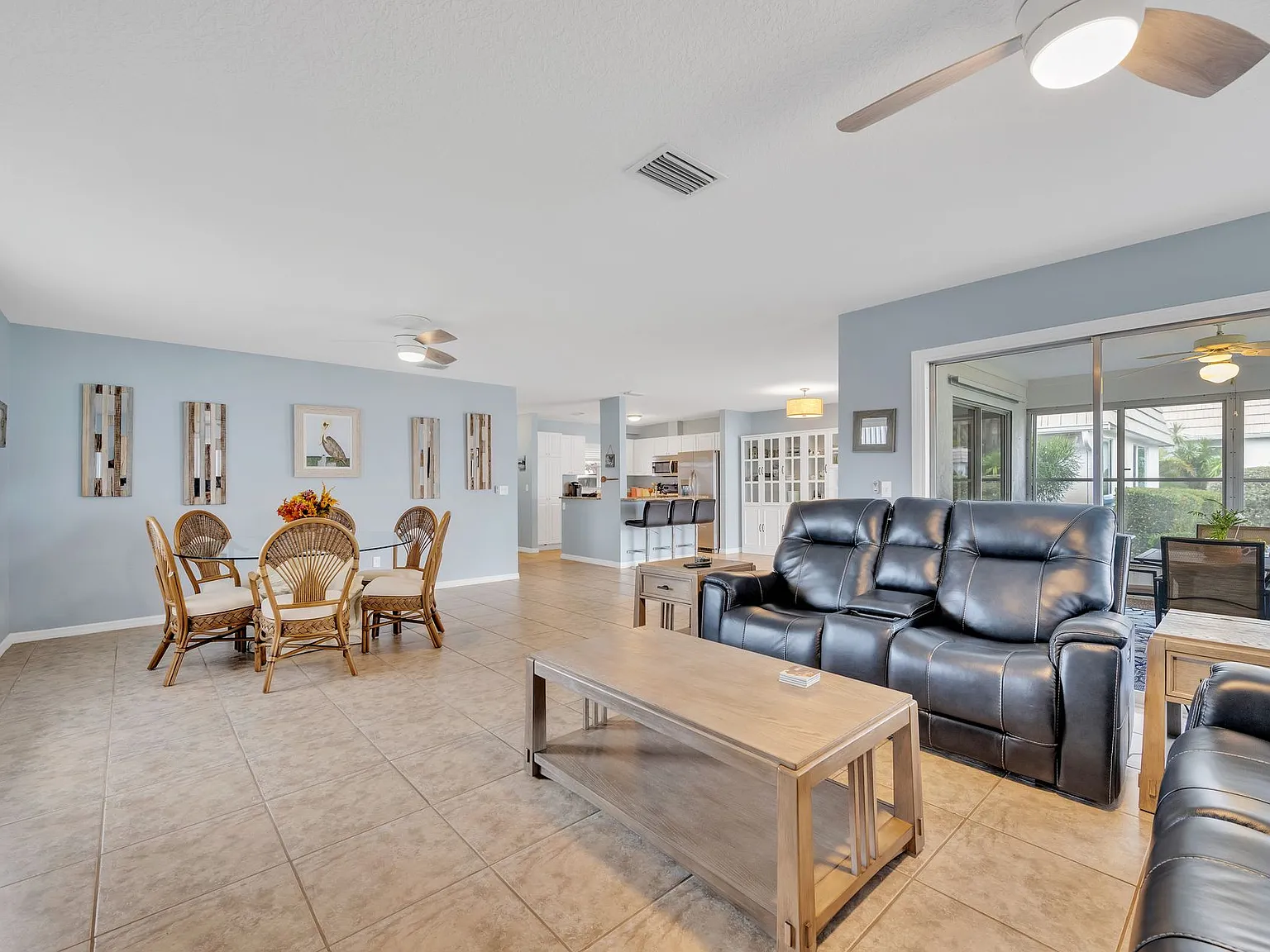 Annual furnished 2 bed/2 bath Villa in Sarasota close to Siesta Key! — Photo 2