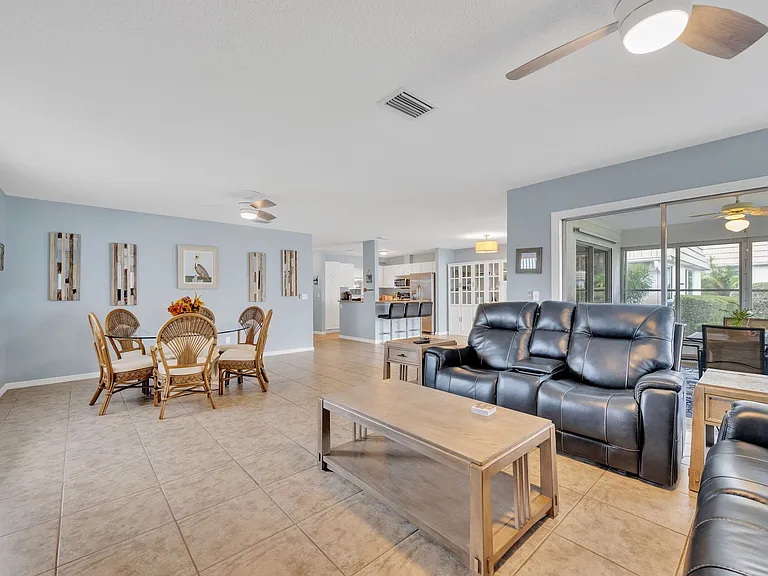 2401 Riverbluff Pkwy #V-240 — Photo 2