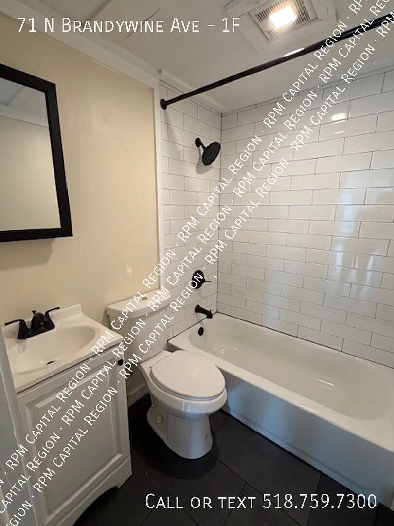 Charming 2-Bedroom Apartment in Schenectady, NY — Photo 4