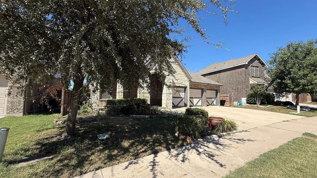 3 bed, 2.5 bath, 2337 sqft, $3,000 — Photo 2