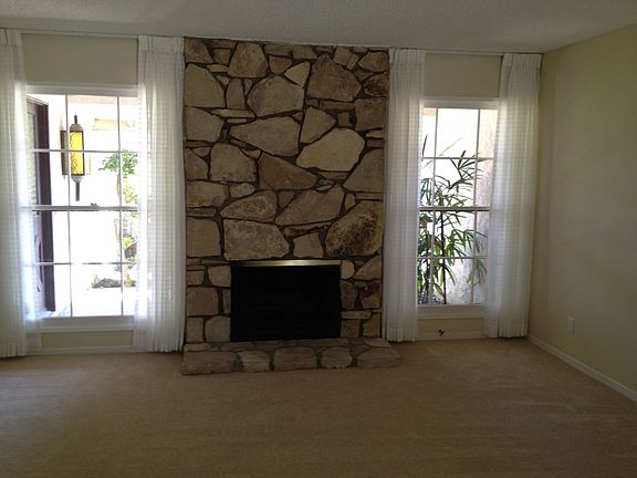 lg. liv.room gas fireplace