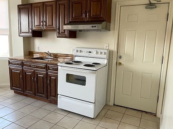 4th image of 2516 N Charles St #4