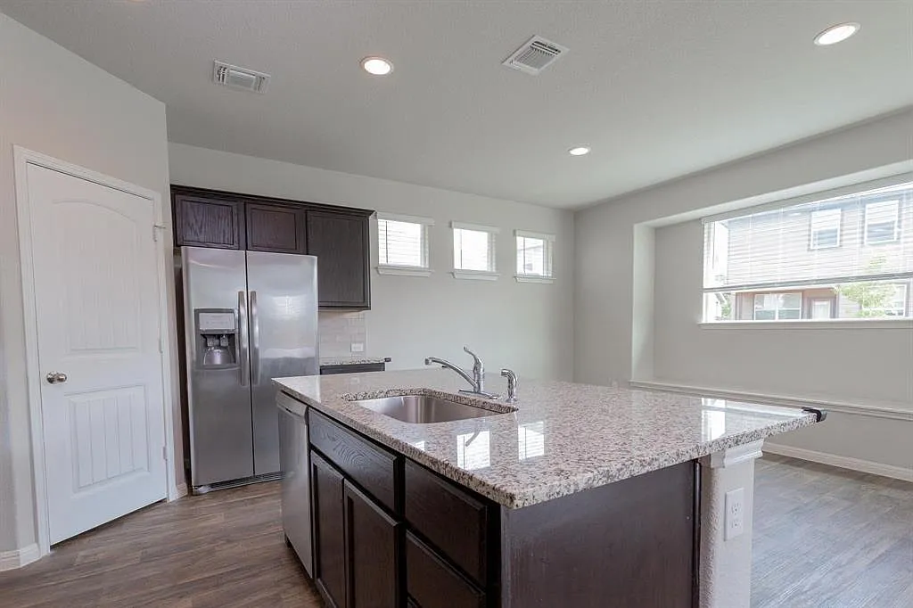 3 bed, 2.5 bath, 1867 sqft, $2,095 — Photo 4