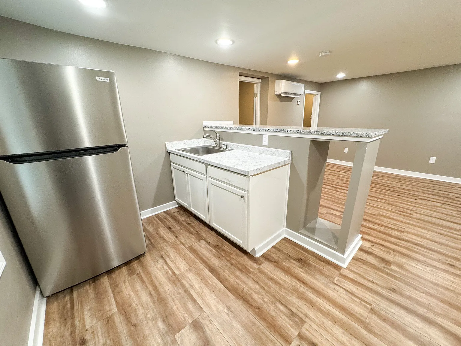 3 bed, 1.0 bath, 700 sqft, $1,900 — Photo 3