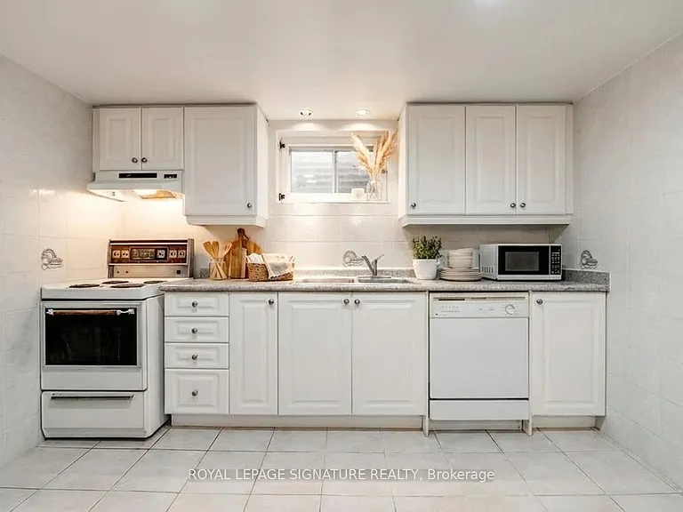 173 Rathburn Rd #LOWER — Photo 3