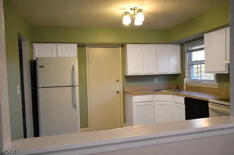 3 bed, 1.5 bath, $3,300 — Photo 4