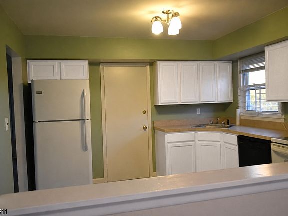 4th image of 511 Downer St