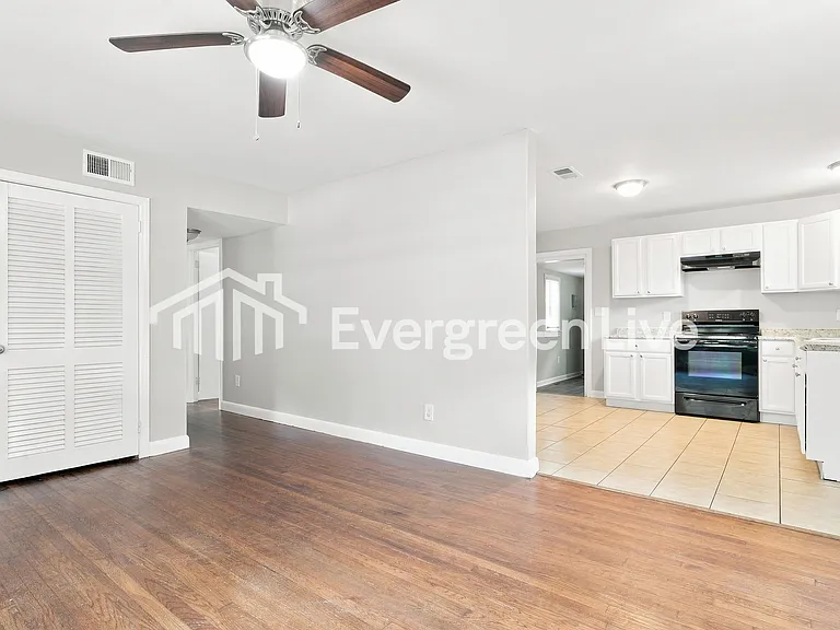 823 Williams St — Photo 2
