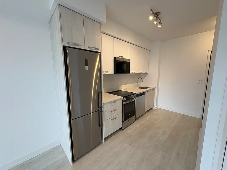 75 James St S #825 — Photo 12