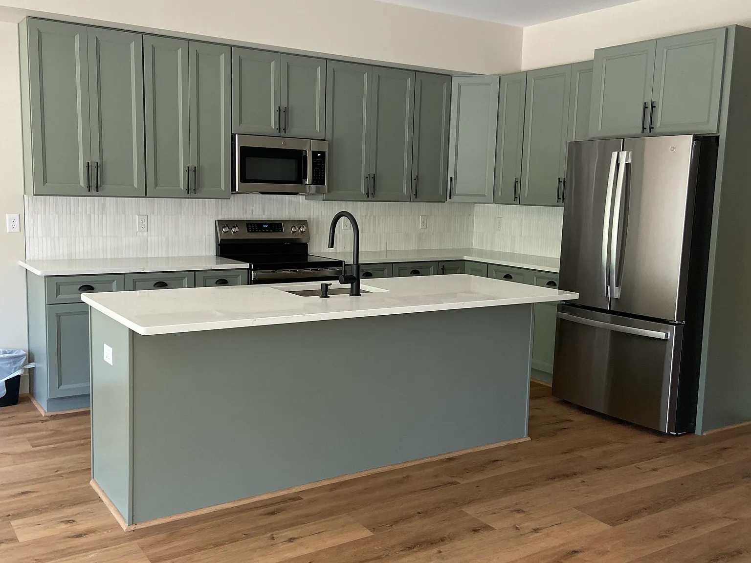 4 bed, 2.5 bath, 2400 sqft, $2,600 — Photo 3