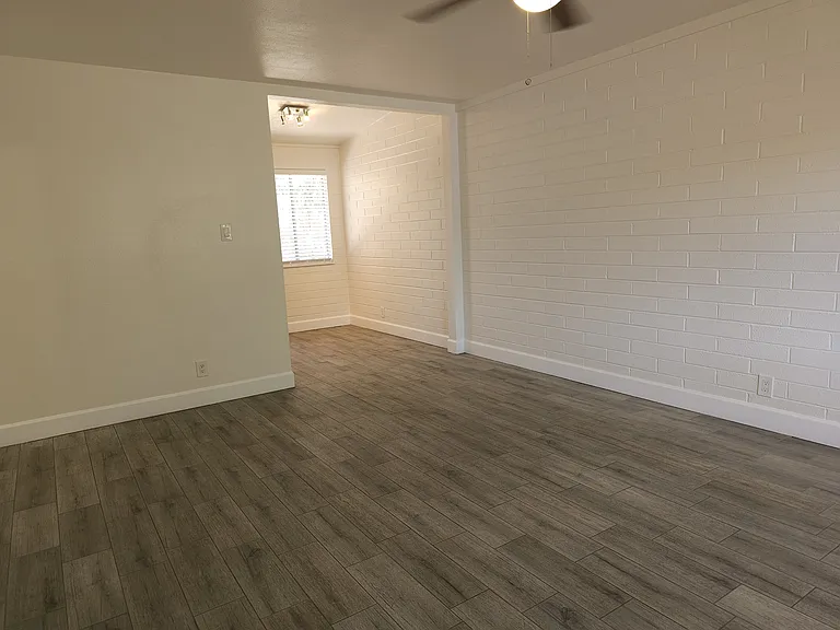824 E Rose Ln #4 — Photo 2