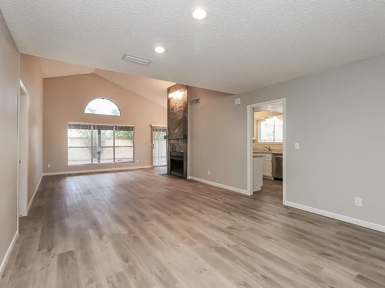 1712 N Apache Dr — Photo 2