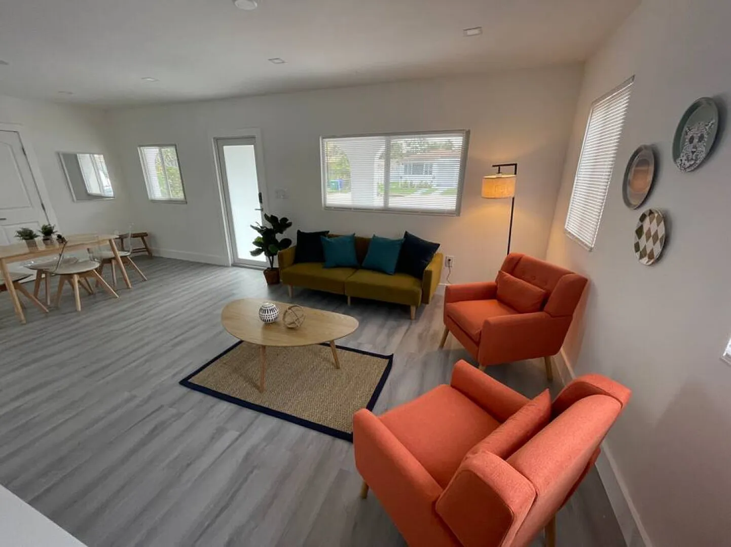 2800 SW 21st Cozy & Spacious House w/parking — Photo 3