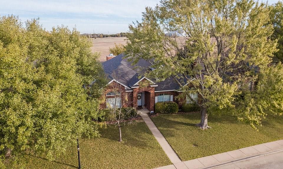 1st image of 833 Twin Creek Dr