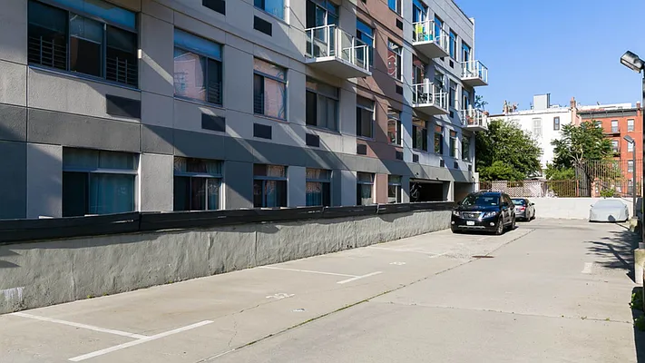 Rented by Tapiro Realty | media 22