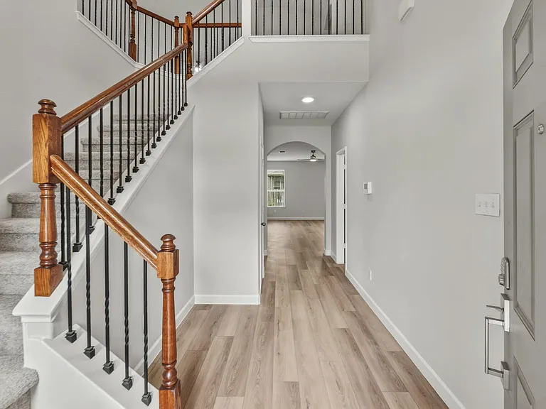 301 Serpentine Ln — Photo 3