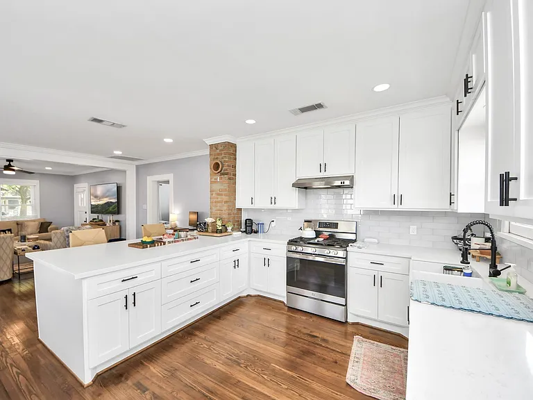 916 W Cottage St — Photo 16
