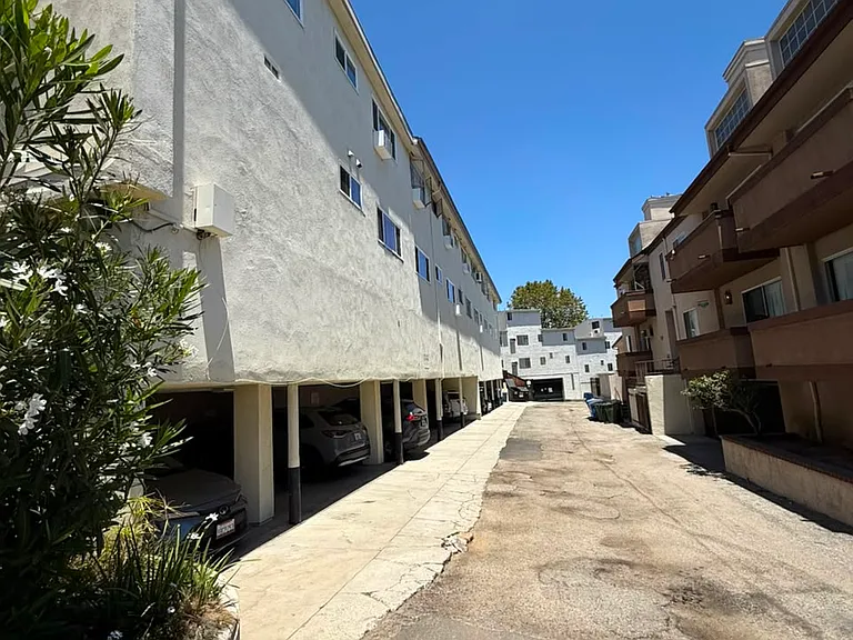 3410 Club Dr #9 — Photo 2