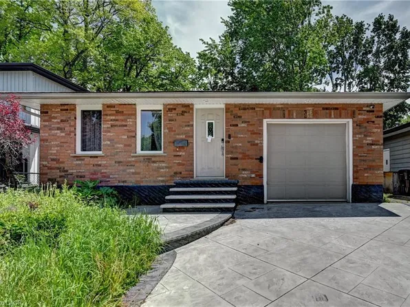 525 Fallingbrook Dr, Waterloo, ON N2L 4N2