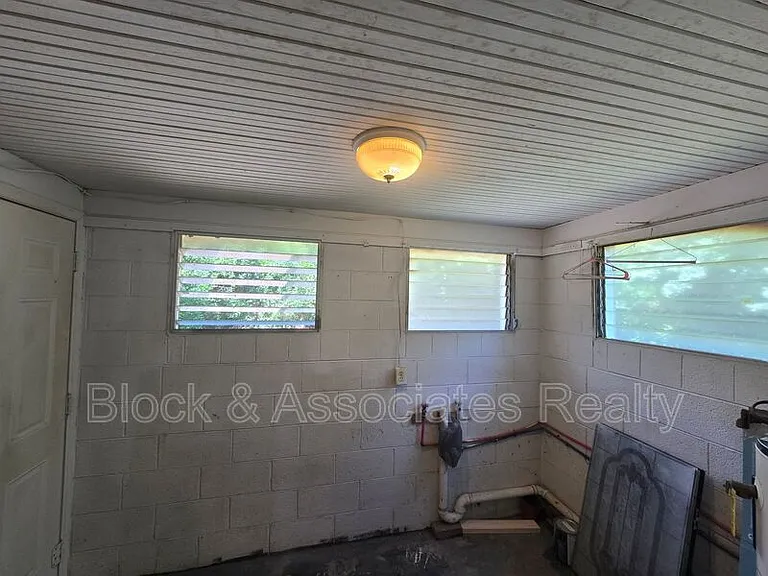 330 Stratford Rd — Photo 9