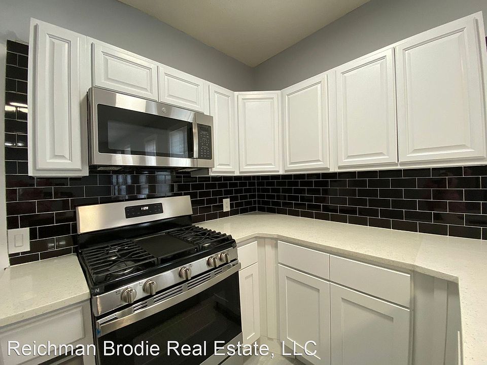 1st image of 22 Dewitt St Floor 1